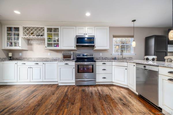12 Summit ST, East Patchogue, NY 11772