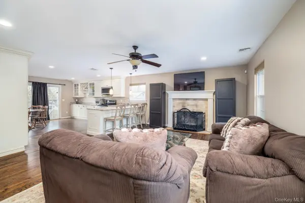 12 Summit ST, East Patchogue, NY 11772