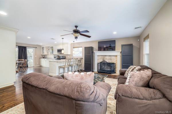 12 Summit ST, East Patchogue, NY 11772