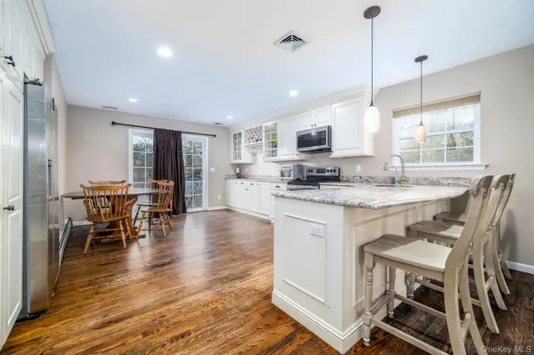 12 Summit ST, East Patchogue, NY 11772