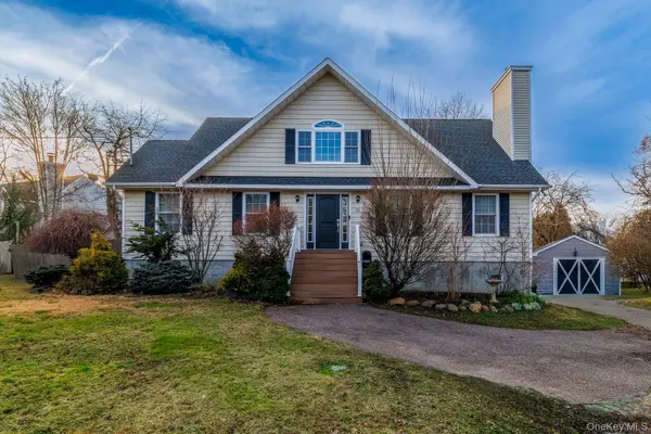 12 Summit ST, East Patchogue, NY 11772