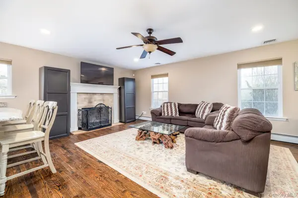 12 Summit ST, East Patchogue, NY 11772