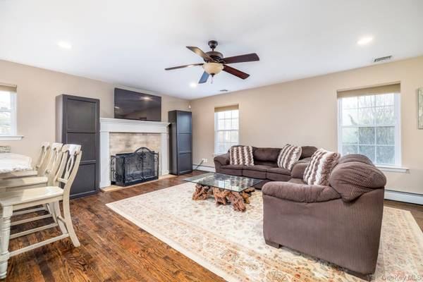 12 Summit ST, East Patchogue, NY 11772