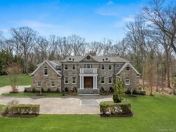 27 Victorian LN, Brookville, NY 11545