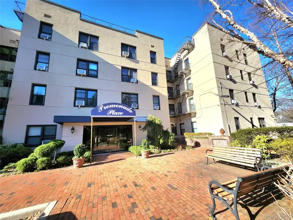 11 Wooleys LN #2E, Great Neck, NY 11023