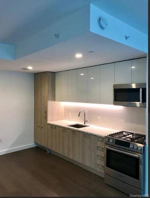 131-05 40th RD #16S, Flushing, NY 11354