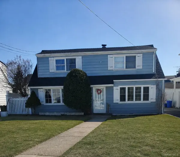 12 PARK AVE, New Hyde Park, NY 11040