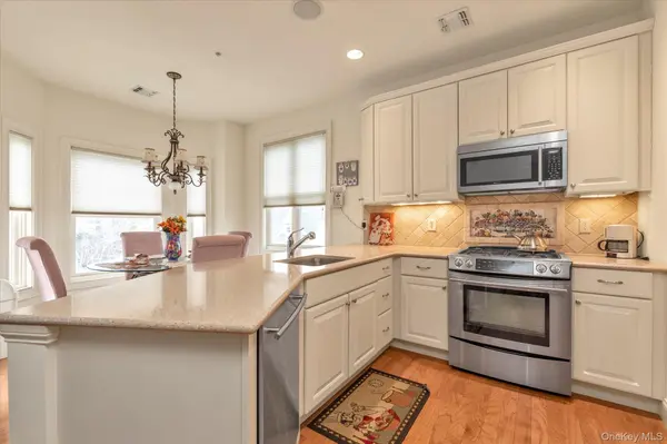 568 Pacing WAY #568, Westbury, NY 11590