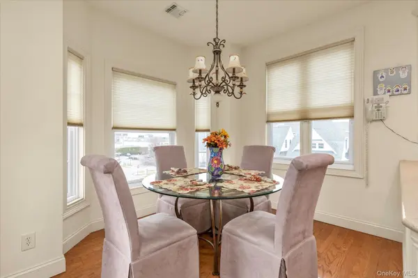 568 Pacing WAY #568, Westbury, NY 11590