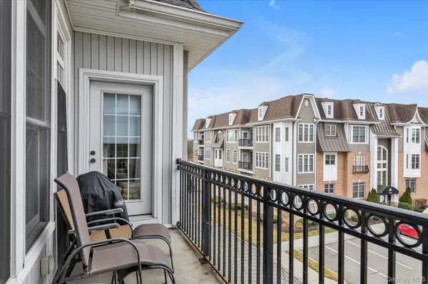 568 Pacing WAY #568, Westbury, NY 11590