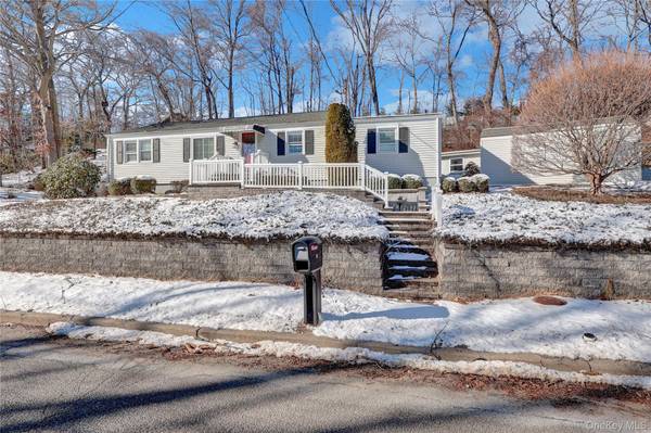 81 Oakside RD, Smithtown, NY 11787