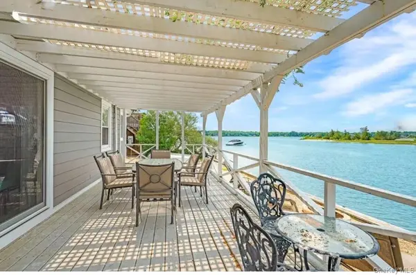 286 Towd Point RD, Southampton, NY 11968