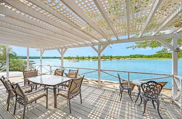 286 Towd Point RD, Southampton, NY 11968