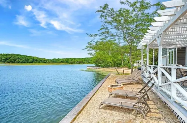 286 Towd Point RD, Southampton, NY 11968