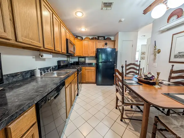 139 Erin LN, East Setauket, NY 11733