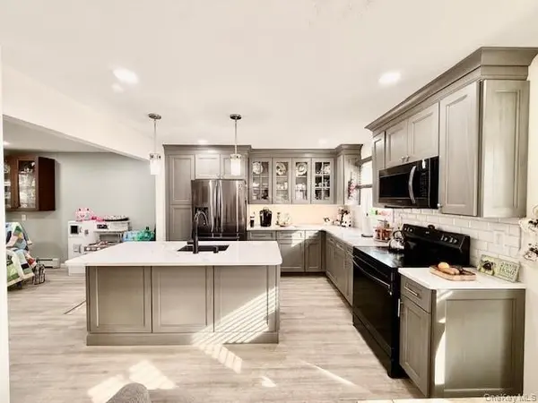 116 Robinwood DR, Shirley, NY 11967