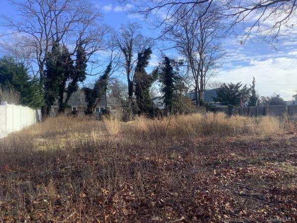 201 Phyllis DR, Patchogue, NY 11772