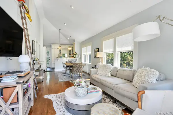 10 Henry ST, Southampton, NY 11968