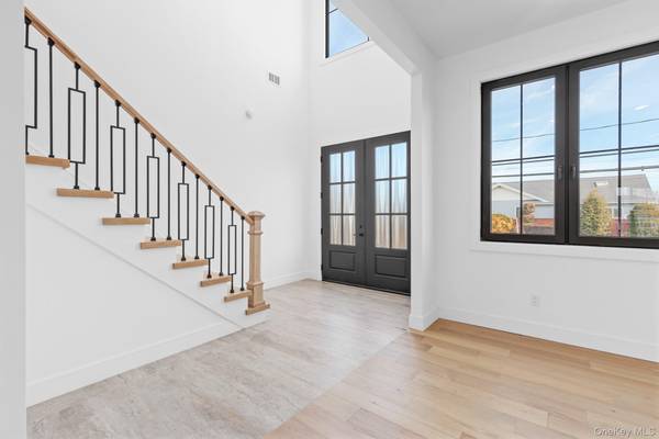24 Midway ST, Babylon, NY 11702