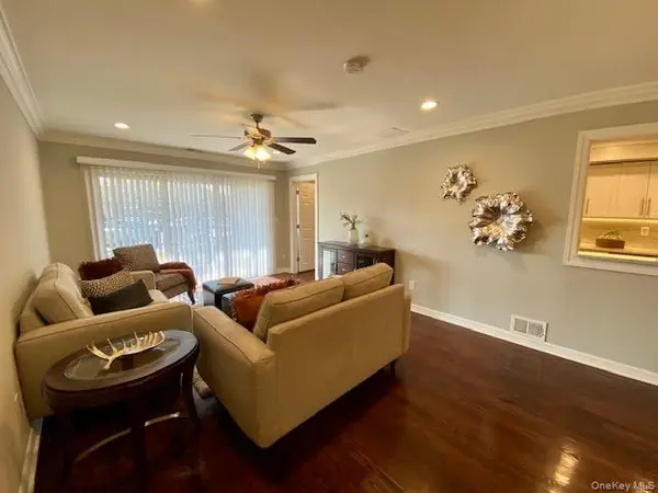 105 Westwood DR #125, Westbury, NY 11590