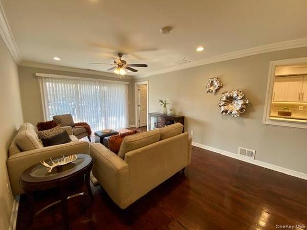 105 Westwood DR #125, Westbury, NY 11590