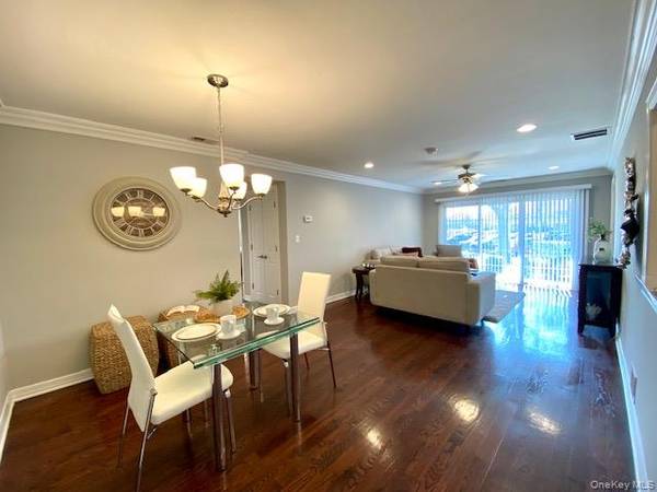 105 Westwood DR #125, Westbury, NY 11590