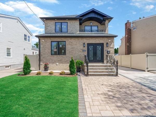 918 N 6th ST, North New Hyde Park, NY 11040