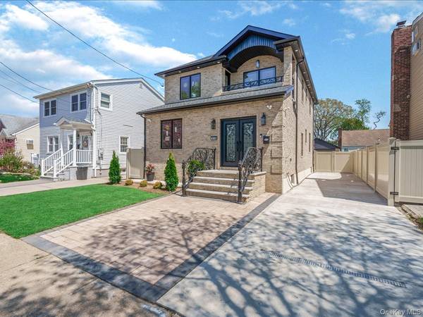 918 N 6th ST, North New Hyde Park, NY 11040