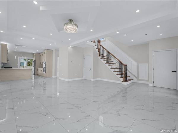 918 N 6th ST, North New Hyde Park, NY 11040
