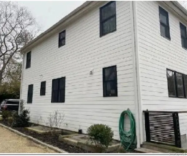 67 Squiretown RD, Hampton Bays, NY 11946