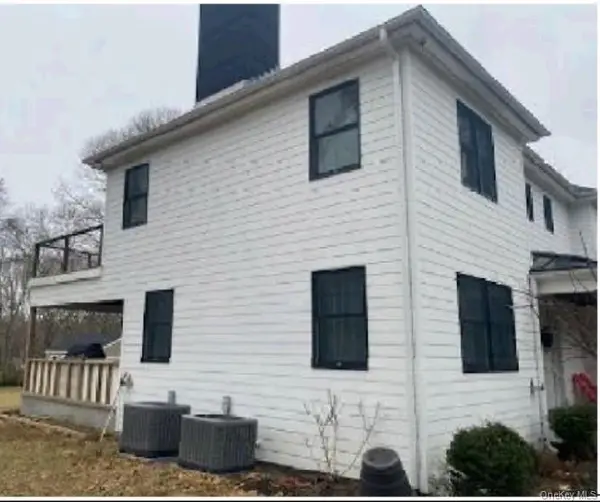 67 Squiretown RD, Hampton Bays, NY 11946