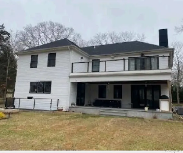 67 Squiretown RD, Hampton Bays, NY 11946