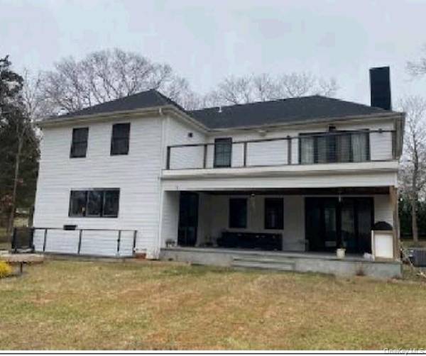67 Squiretown RD, Hampton Bays, NY 11946