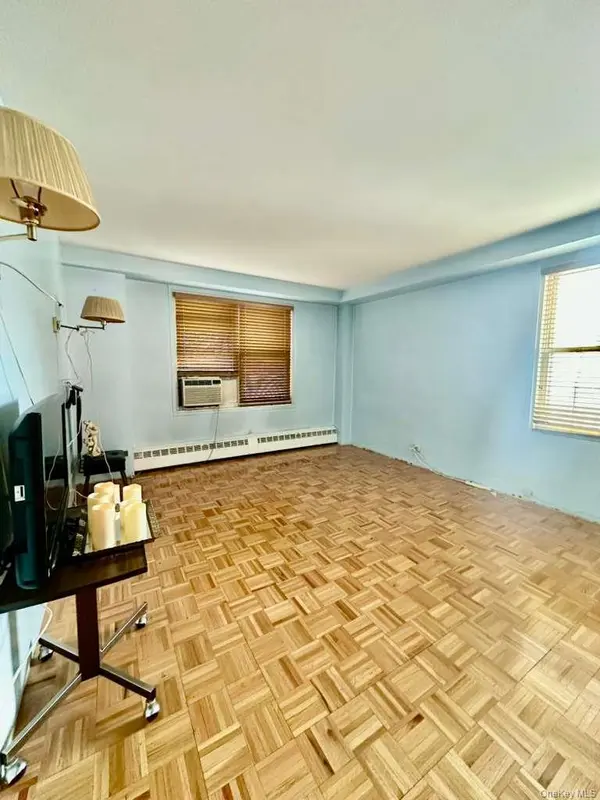 97-10 62 DR #4J, Rego Park, NY 11374