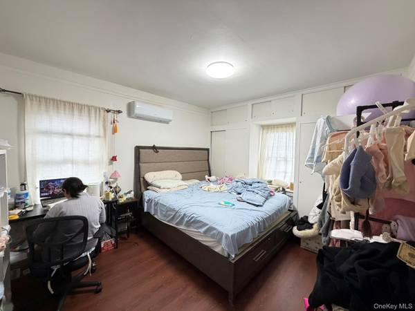 48-27 213th ST, Bayside, NY 11364