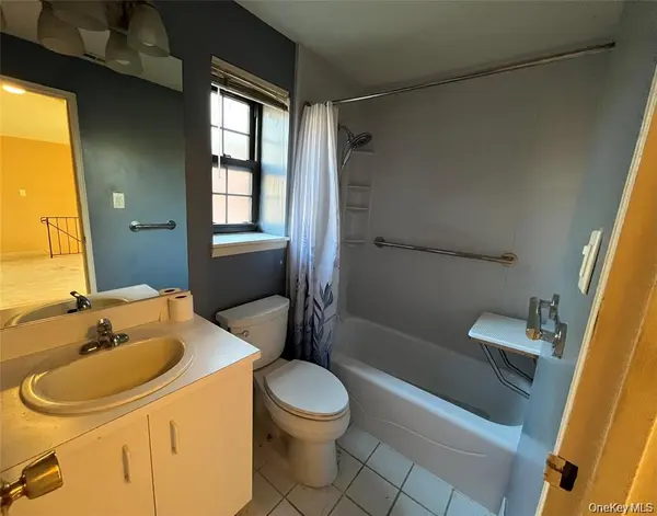 45 Newbrook LN #45, Bay Shore, NY 11706