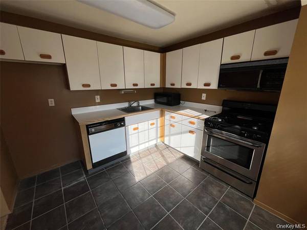 45 Newbrook LN #45, Bay Shore, NY 11706