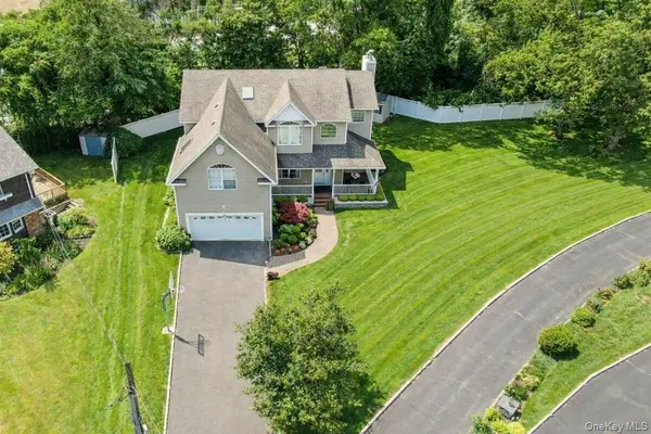 24 Ridge CT, Hauppauge, NY 11788