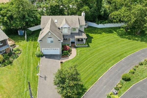 24 Ridge CT, Hauppauge, NY 11788