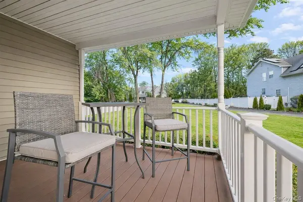 24 Ridge CT, Hauppauge, NY 11788