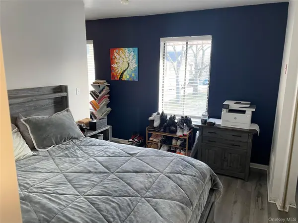40 Navajo CT #40, Coram, NY 11727