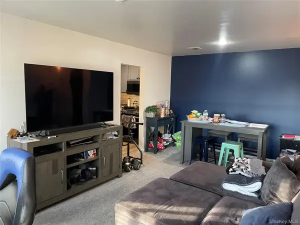 40 Navajo CT #40, Coram, NY 11727