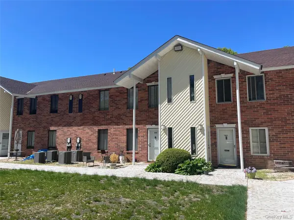 40 Navajo CT #40, Coram, NY 11727