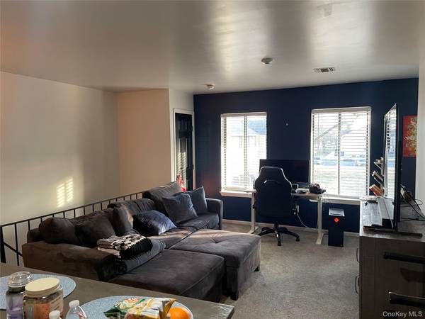 40 Navajo CT #40, Coram, NY 11727