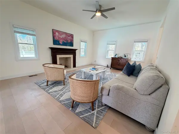34 Starboard RD, Hampton Bays, NY 11946