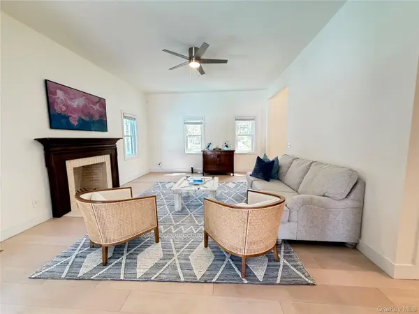 34 Starboard RD, Hampton Bays, NY 11946