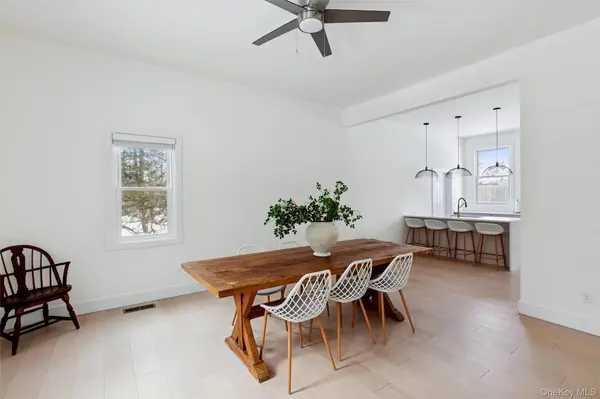 34 Starboard RD, Hampton Bays, NY 11946