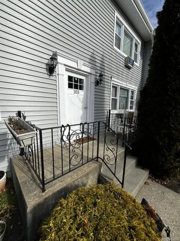 105 Finch LN #1B, Islip, NY 11751