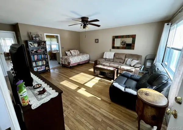 105 Finch LN #1B, Islip, NY 11751