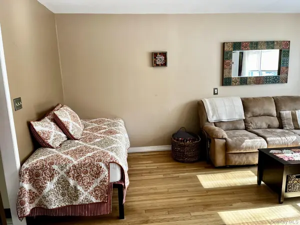 105 Finch LN #1B, Islip, NY 11751